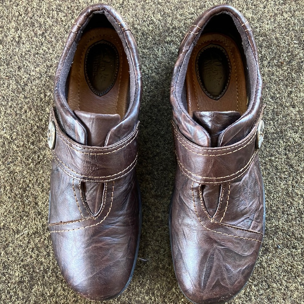 Womens Clark’s Artisan Brown Leather shoes